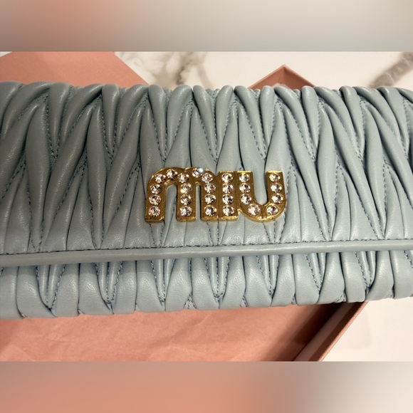 Miu Miu Matelasse Bifold Long Wallet Logo
Leather Cielo Blue - Picture 5 of 16